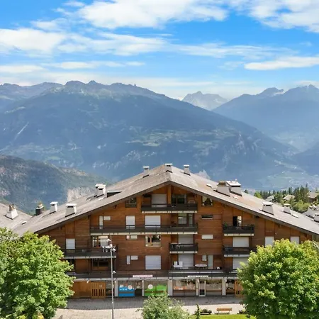 Mars 501 Sur La Place Du Village A Avec Vue Sur Les Alpes *